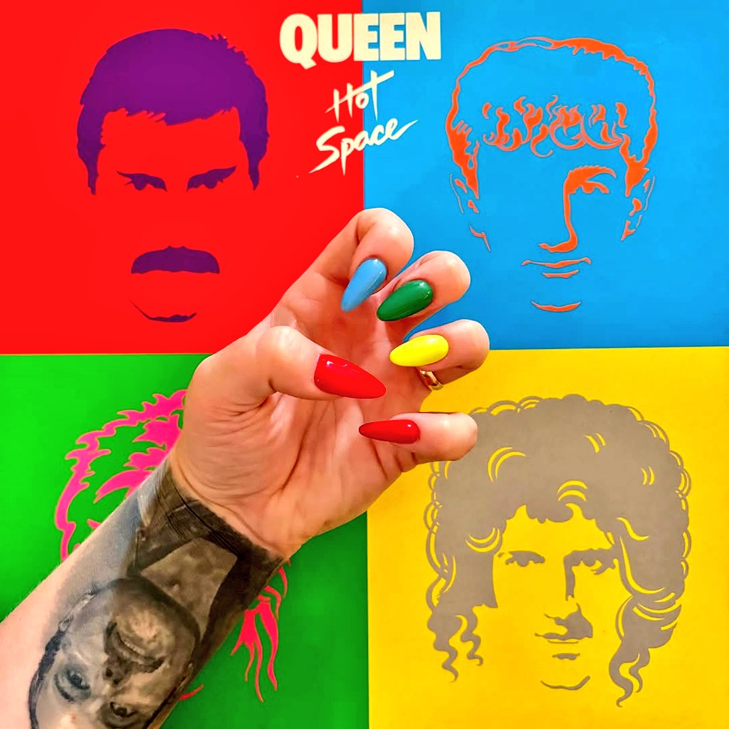 aqueenofmagic's tweet photo. ❤️💙💚💛 #HotSpace https://t.co/edrckEbIaJ