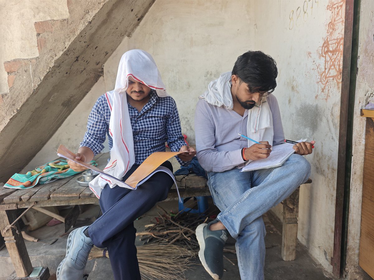 shubhamgbtu's tweet photo. एक तरफ भीषण गर्मी का प्रकोप है और दूसरी तरफ ग्रीष्मावकाश में भी शिक्षकों की अनवरत ड्यूटियां लगाई जा रही हैं। जब हमारे आराम के दिन ही छीन लिए गए हैं, तो उसके बदले EL क्यों नहीं? मुख्यमंत्री जी, इस नीति पर पुनर्विचार कीजिए।
@myogiadityanath @CMOfficeUP
#UP_शिक्षकों_को_EL_दो https://t.co/GFPUU6Oe35