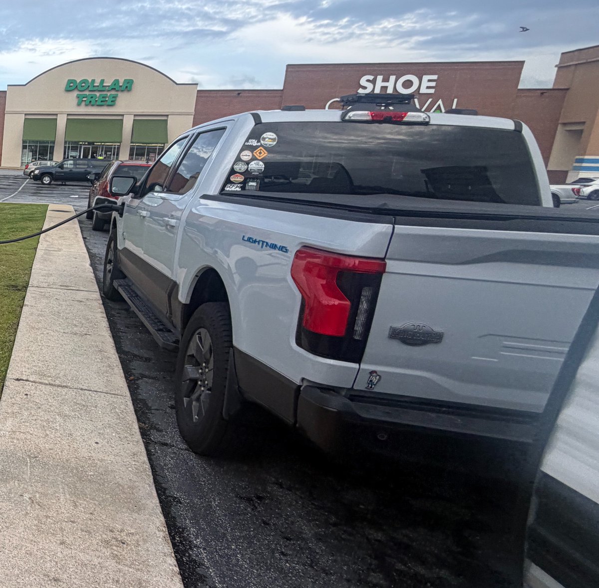 lAmLightning's tweet photo. THE KING RANCH TAILGATE BADGE IS GONE

Based on photos and videos I took (was filming for an OoS video), it never was loose or coming off.. I think it might’ve been swiped off by someone while I was stopped in Georgia 😭 https://t.co/2QRGQtATVu