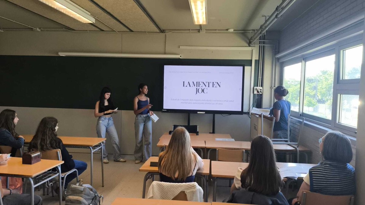 girvilanova's tweet photo. Arriba el moment de pujar a les aules per tal de compartir les recerques realitzades durant el curs amb els altres participants als Vespres. Us compartim també alguns moments de les exposicions dels nostres representants en tres publicacions consecutives. https://t.co/FA0KCNO6eI