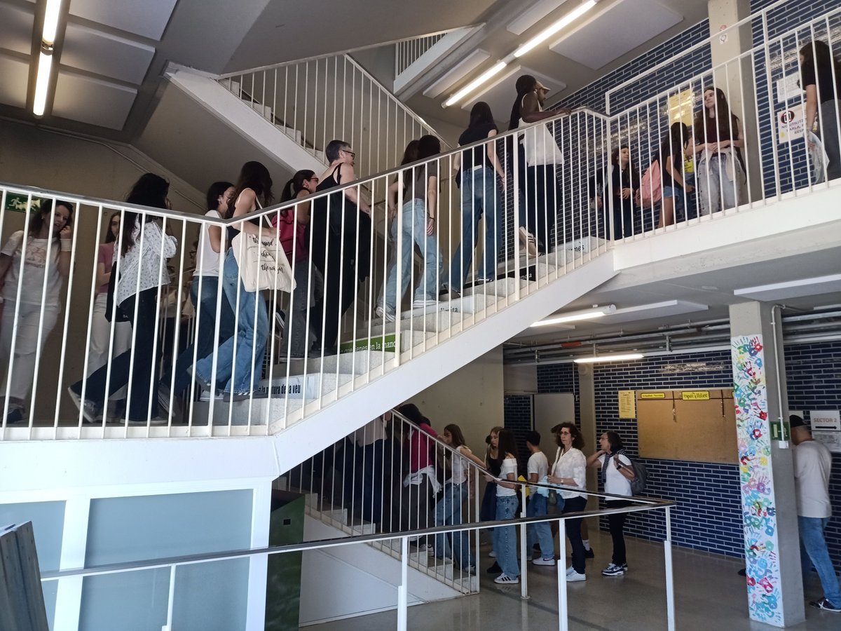 girvilanova's tweet photo. Arriba el moment de pujar a les aules per tal de compartir les recerques realitzades durant el curs amb els altres participants als Vespres. Us compartim també alguns moments de les exposicions dels nostres representants en tres publicacions consecutives. https://t.co/FA0KCNO6eI