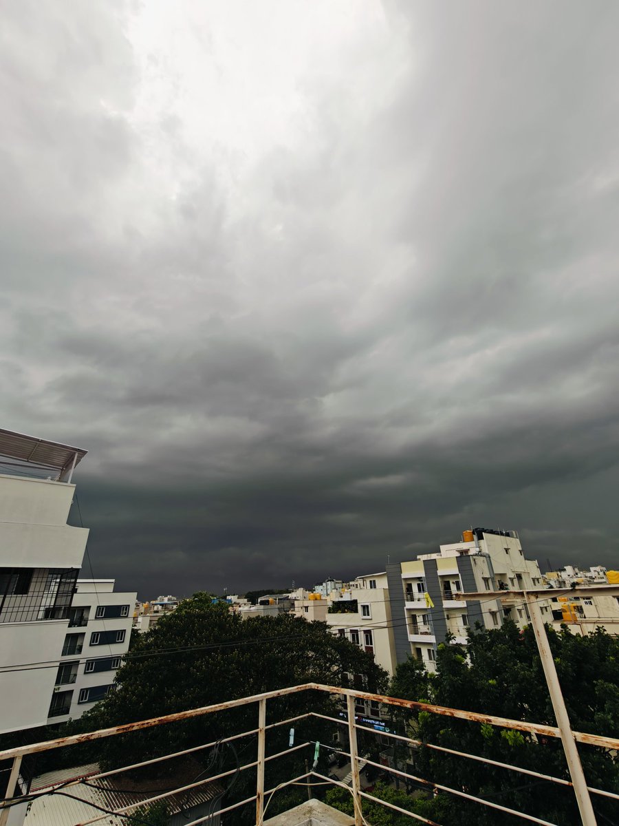 sailesh5210's tweet photo. Dark clouds rolling in ☁️🌧️ A Repeat of yesterday?
@ravikeerthi22 @BlrRainman @Bengalururain @namma_vjy #bengaluruRains
-HSR layout https://t.co/OU1UTLlQR6