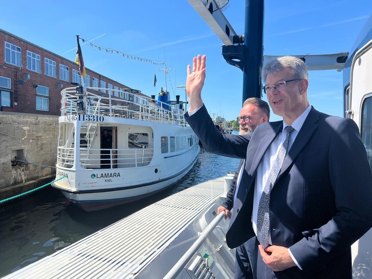 BMV's tweet photo. 👾 Kein Science-Fiction-Film – sondern bald Realität in Kiel! Auf der Kieler Förde soll künftig eine autonom &amp; emissionsfrei fahrende Personenfähre unterwegs sein! "Bürger sollen sicher, zügig &amp; umweltfreundlich über das Wasser in der Stadt befördert werden" so @PSchnieder. https://t.co/9mVbjRVi2O