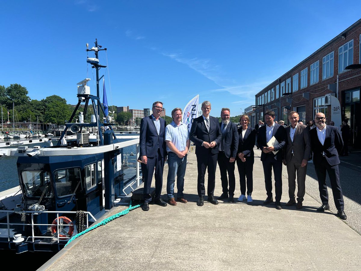 BMV's tweet photo. 👾 Kein Science-Fiction-Film – sondern bald Realität in Kiel! Auf der Kieler Förde soll künftig eine autonom &amp; emissionsfrei fahrende Personenfähre unterwegs sein! "Bürger sollen sicher, zügig &amp; umweltfreundlich über das Wasser in der Stadt befördert werden" so @PSchnieder. https://t.co/9mVbjRVi2O