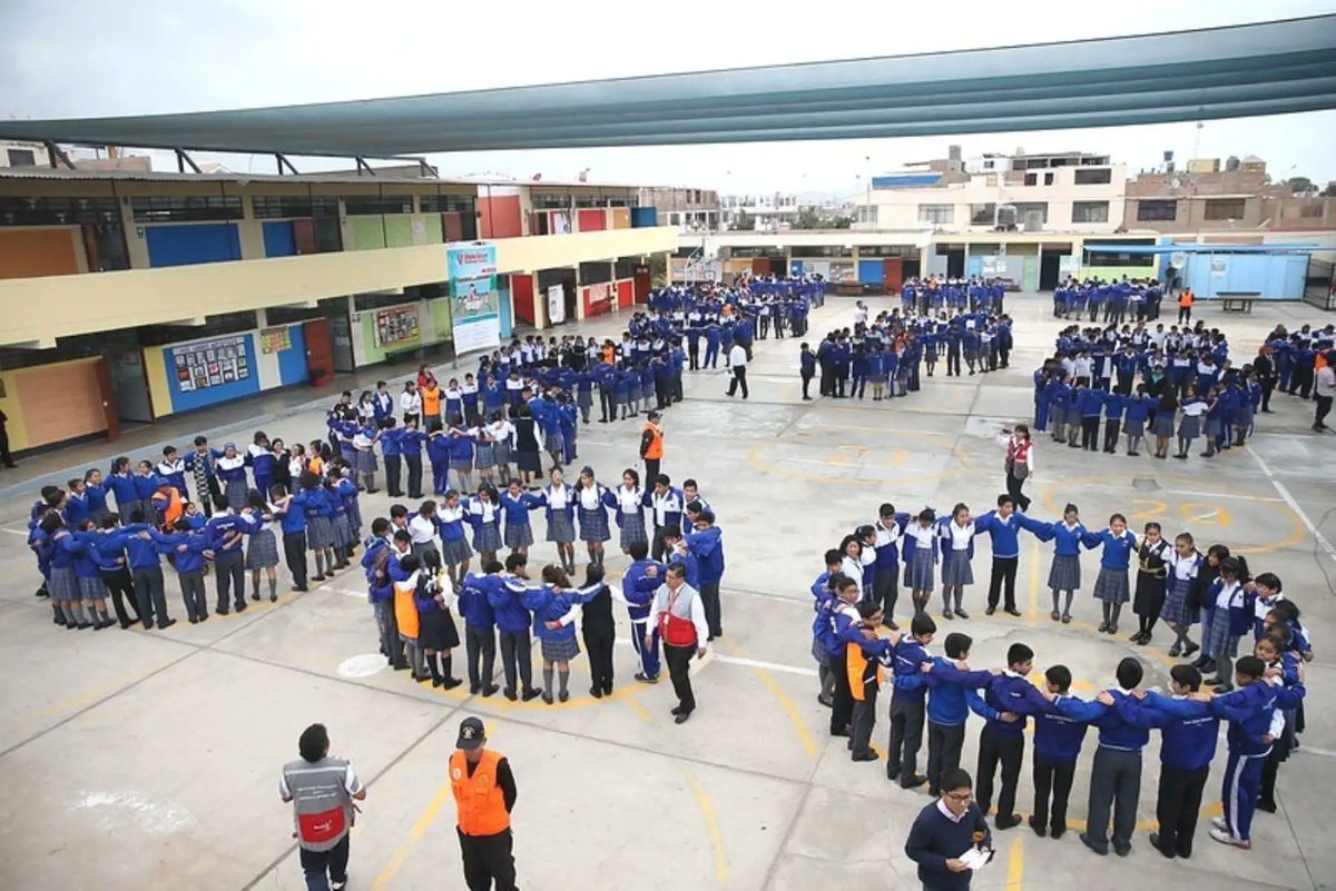 Agencia_Andina's tweet photo. #SimulacroMultipeligro 9 millones de escolares participarán este viernes en tres turnos👉https://t.co/87aAk4uUOF https://t.co/X8LuyFvYLP