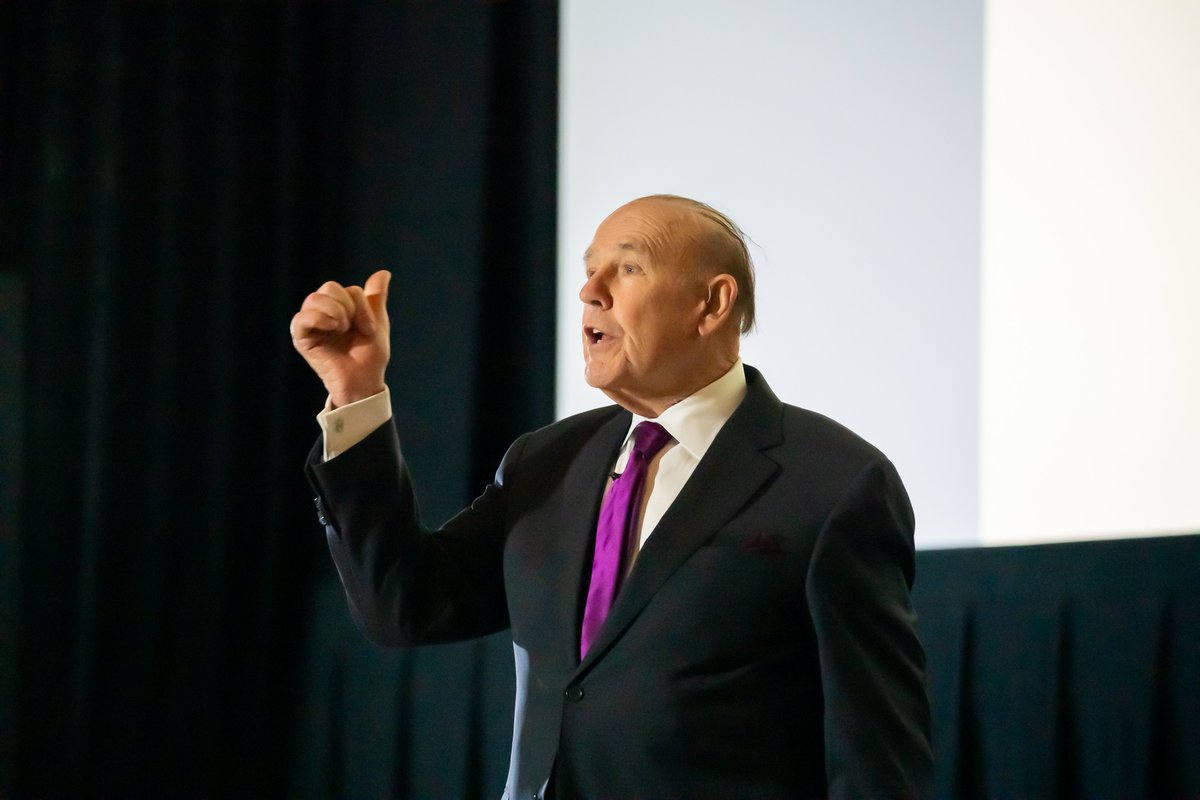 JTschohl's tweet photo. PERFORMANCE REVIEWS: A Roadmap for You and Your Employees by John Tschohl in Agency Sales https://t.co/9NKIoldtFQ #AgencySales #johntschohl #customerservice #performancereview #customerexperience #customerappreciation https://t.co/Zn4Z3HpqJ8