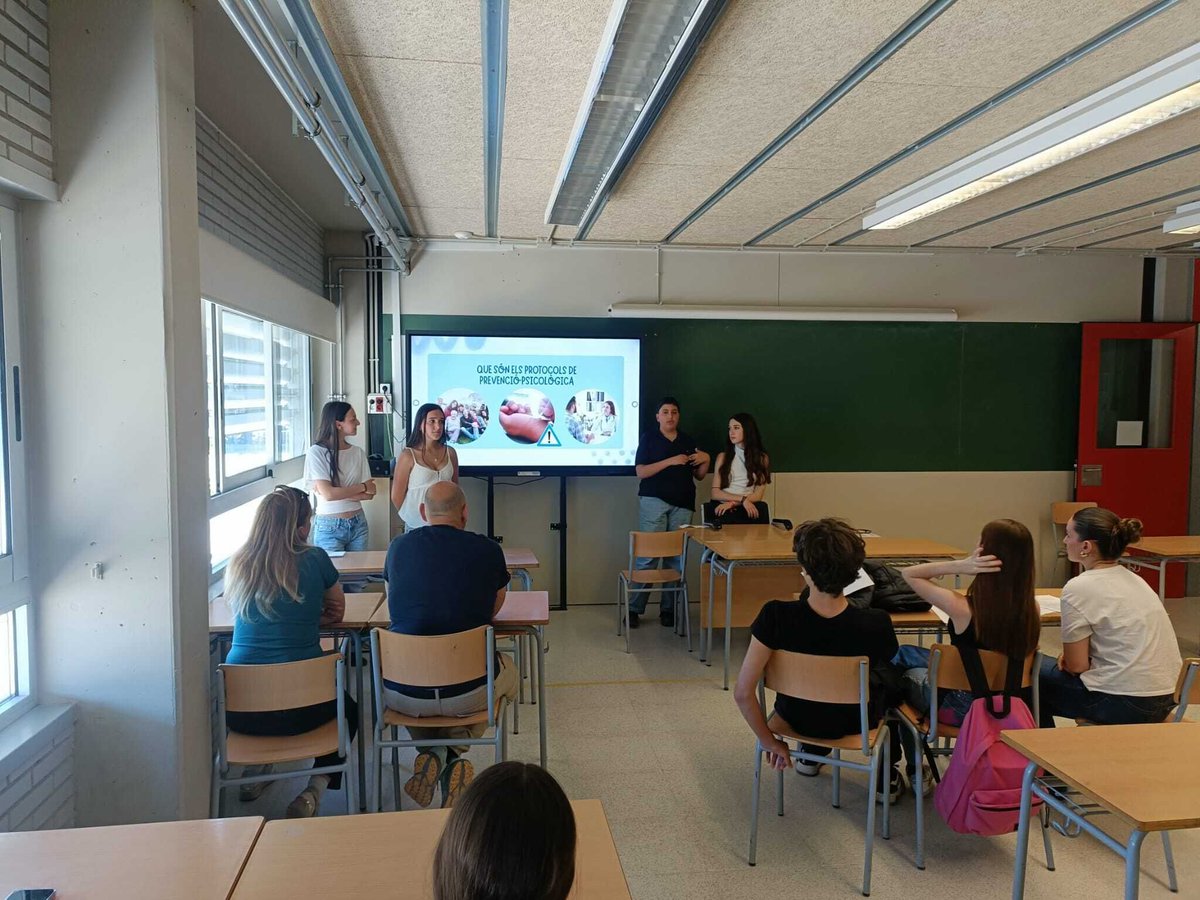 girvilanova's tweet photo. Més instants de les exposicions que l'alumnat del GIR de 3r i 4t d'ESO van fer als Vespres. https://t.co/EFKutzX56l