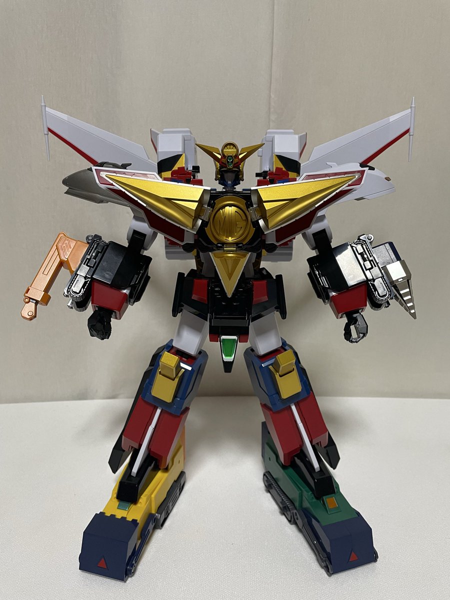 TAKA2ROBOZUKI's tweet photo. グレートマイトガイン起動！

グレートマイトガインに合体！1枚目からアップデートアーム(説明書通り)→アプデアーム(肩をスライドさせず合体)→これまでの完全変形版、となってます。
見た目に大きな違いは無いけど、アプデアームの正規合体はマイトカイザーのパネルがピタッと収まる様になります https://t.co/dkv9VpiPNr