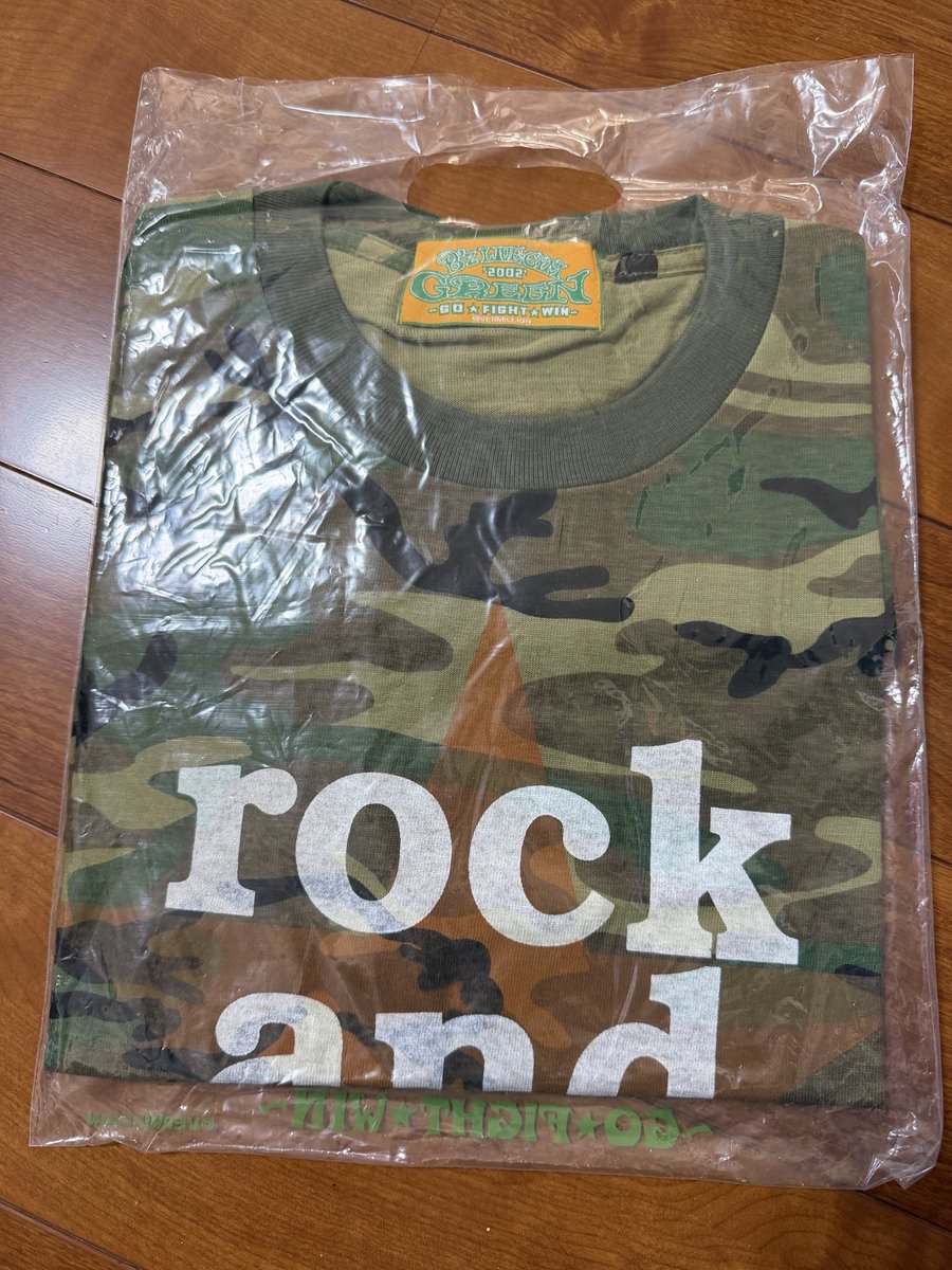lifeofstrings00's tweet photo. 母親からB'zのTシャツ出てきたよって送れてきた写真。LIVE-GYM 2002 GREENツアーの新品未開封の迷彩rock and roll Tシャツ！
これは開けたくないなぁ...！！ https://t.co/aVN4hl1YJc