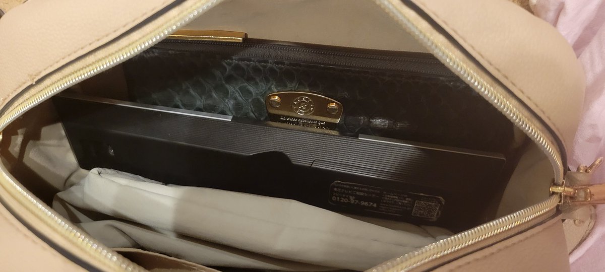 LucaMessage's tweet photo. テレビのリモコンが見つからない！って家中探してたら、鞄の中から見つかった！

……うん、私はリモコンを持ちながら出掛けてたのね😇 https://t.co/UeKnai842s