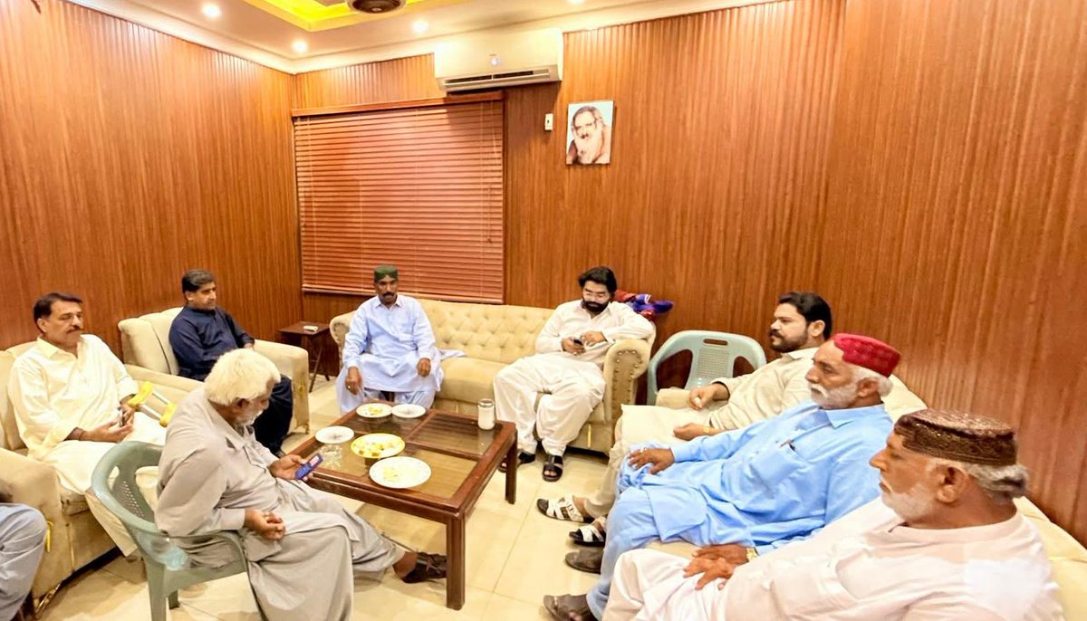 SattarBhuttoSB's tweet photo. پاکستان پیپلز پارٹی ڈیجیٹل میڈیا ضلع ٹنڈو محمد خان کے ھیڈ عبدالستار بھٹو عید الاضحی کے دوسرے دن ضلع صدر ایم پی اے سید اعجاز حسین شاھ بخاری ضلع جنرل سیکرٹری ایم پی اے خرم کریم سومرو یوتھ ضلع صدر سید سلال حسیں شاھ بخاری سے عید ملتے ہوئے۔
@PPP_Digital_TMK https://t.co/xU6HAjIA3l