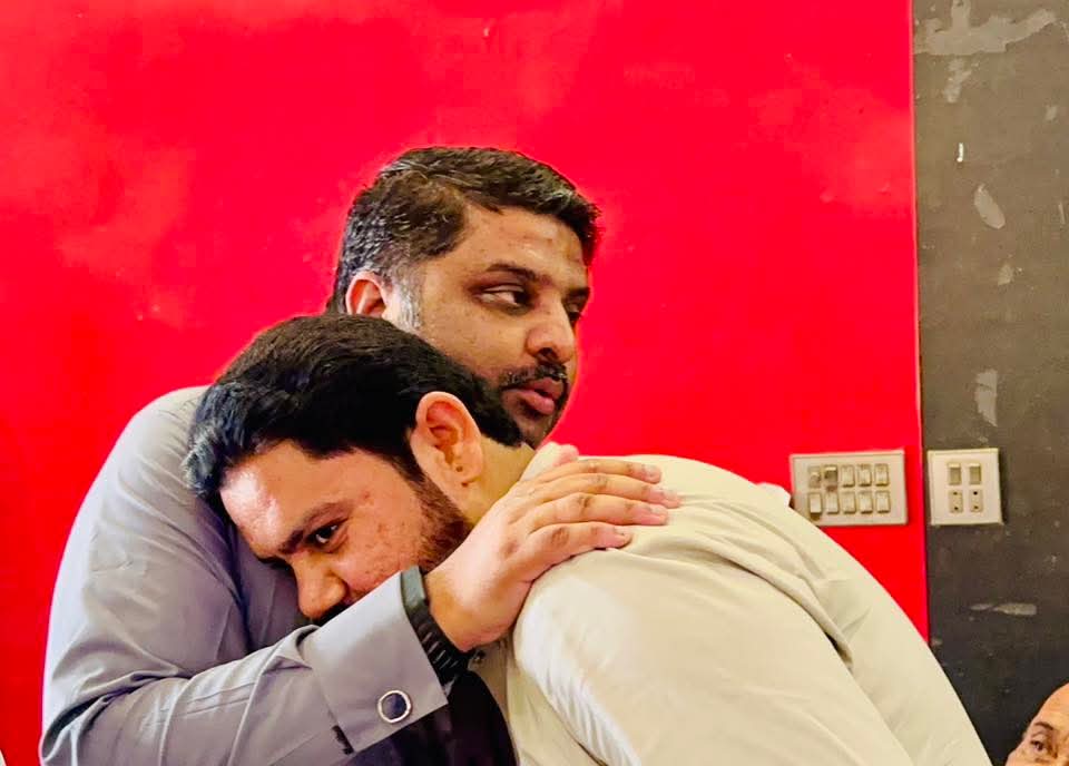 SattarBhuttoSB's tweet photo. پاکستان پیپلز پارٹی ڈیجیٹل میڈیا ضلع ٹنڈو محمد خان کے ھیڈ عبدالستار بھٹو عید الاضحی کے دوسرے دن ضلع صدر ایم پی اے سید اعجاز حسین شاھ بخاری ضلع جنرل سیکرٹری ایم پی اے خرم کریم سومرو یوتھ ضلع صدر سید سلال حسیں شاھ بخاری سے عید ملتے ہوئے۔
@PPP_Digital_TMK https://t.co/xU6HAjIA3l