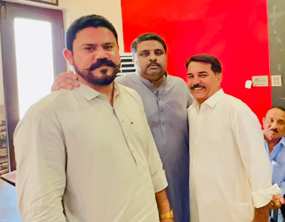 SattarBhuttoSB's tweet photo. پاکستان پیپلز پارٹی ڈیجیٹل میڈیا ضلع ٹنڈو محمد خان کے ھیڈ عبدالستار بھٹو عید الاضحی کے دوسرے دن ضلع صدر ایم پی اے سید اعجاز حسین شاھ بخاری ضلع جنرل سیکرٹری ایم پی اے خرم کریم سومرو یوتھ ضلع صدر سید سلال حسیں شاھ بخاری سے عید ملتے ہوئے۔
@PPP_Digital_TMK https://t.co/xU6HAjIA3l