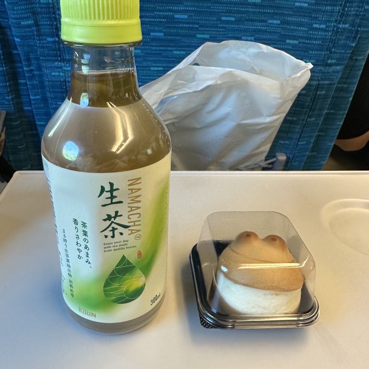 Lu67Wqv's tweet photo. ジェダイの修行でカエルを操るグローグーの図タンブラーとケロトッツォ https://t.co/NwD5lUw8DL