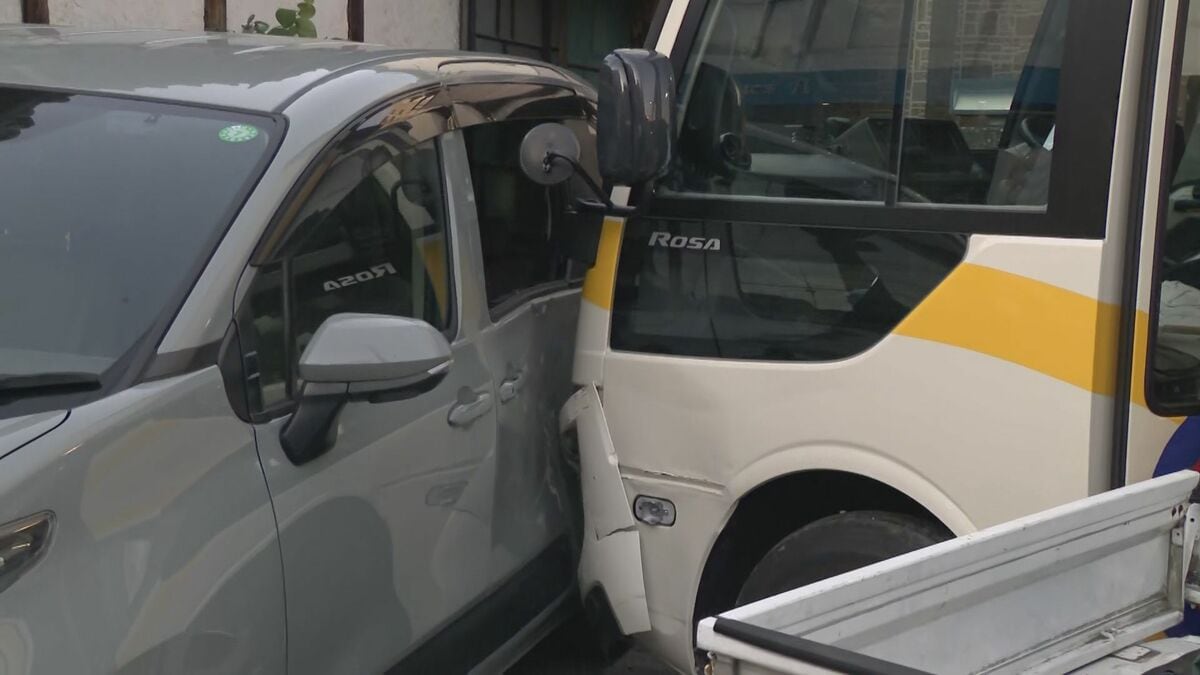 livedoornews's tweet photo. 【事故】80代くらいの男性が運転のバスが歩行者はねる、2人が死亡 愛知・名古屋
https://t.co/5w2ATAv6IA

交差点で男女2人がマイクロバスにはねられた。この事故で30代くらいの女性と、男性が死亡した。警察はバスを運転していたとみられる80代くらいの男性から話を聴いている。 https://t.co/HZQOKnujaz