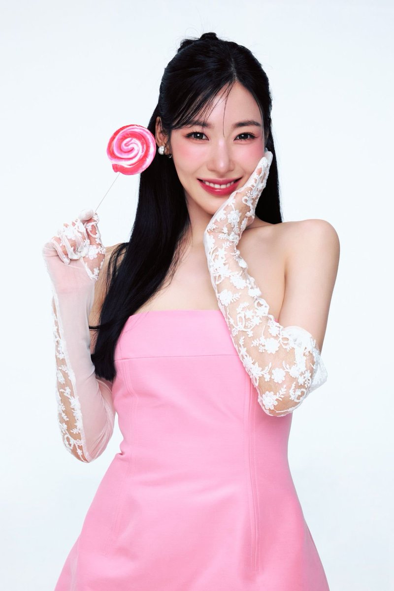 npomvtt's tweet photo. Tiffany Young falou sobre o comeback de 20º aniversário do Girls’ Generation em uma entrevista à Forbes.

Ela disse que o 20º aniversário do grupo, em 2027, é “o grande momento”. Ela compartilhou que o grupo está sempre trabalhando no comeback e que este período, com suas novas músicas e o próximo aniversário do Girls' Generation, “será uma era divertida para os fãs”.