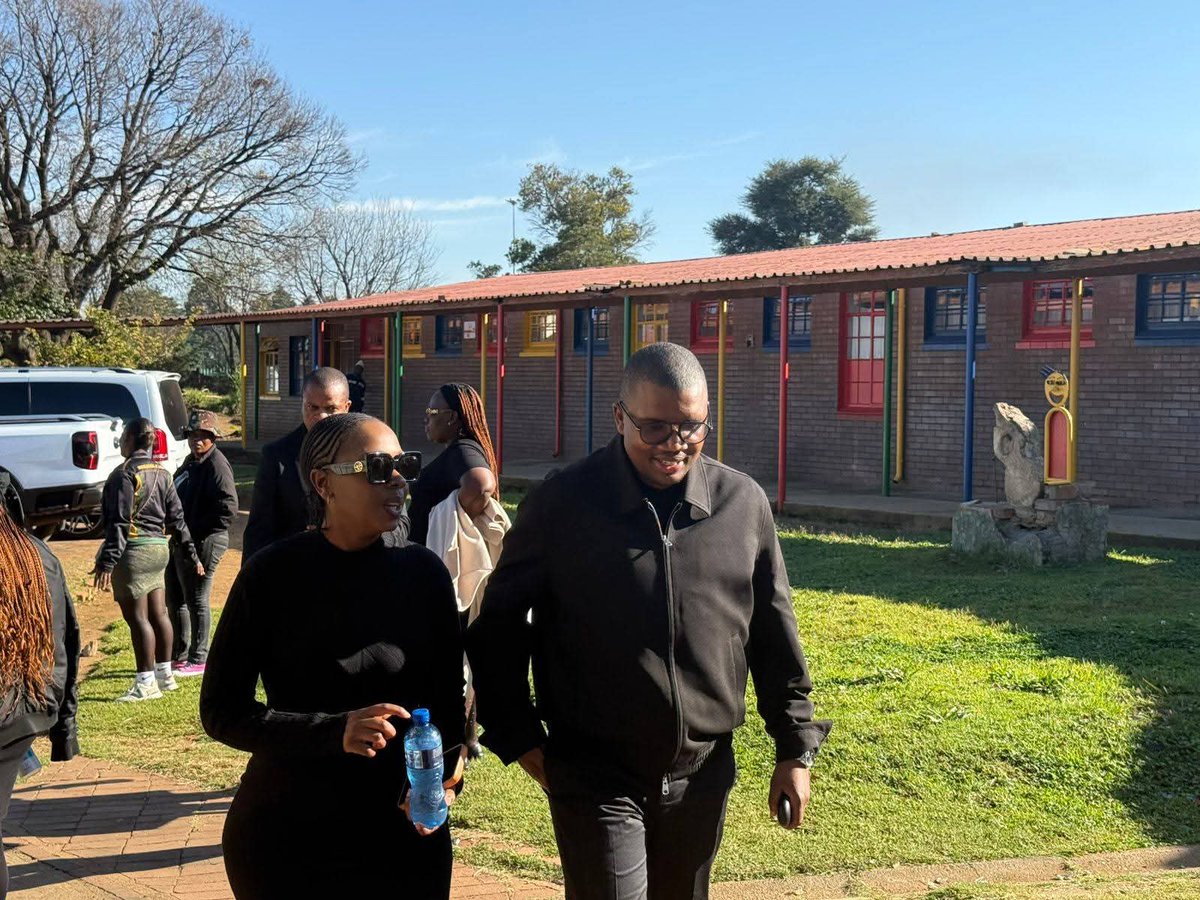 ANCYLhq's tweet photo. This morning, the ANCYL President, Cde Collen Malatji joined the Matsepe family, comrades, friends and the community of Soweto in paying final respects to the late Cde Moeketsi Matsepe.

May the soul of Cde Moeketsi Matsepe rest in revolutionary peace.

#ANCYLatWork
#RoarYoungLion