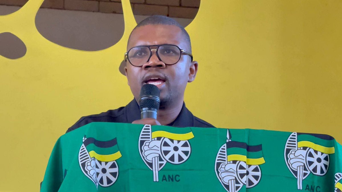 ANCYLhq's tweet photo. This morning, the ANCYL President, Cde Collen Malatji joined the Matsepe family, comrades, friends and the community of Soweto in paying final respects to the late Cde Moeketsi Matsepe.

May the soul of Cde Moeketsi Matsepe rest in revolutionary peace.

#ANCYLatWork
#RoarYoungLion