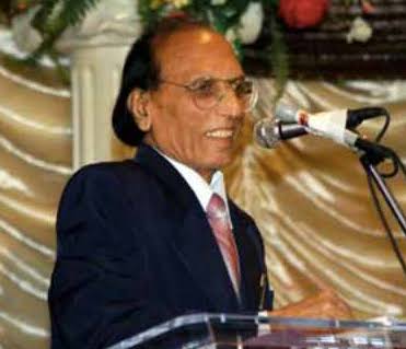 raza251's tweet photo. لوگ ٹوٹ جاتے ہیں ایک گھر بنانے میں
تم تر�� نہیں کھاتے بستیاں جلانے میں

ہر دھڑکتے پتھر کو لوگ دل سمجھتے ہیں
عمریں بیت جاتی ہیں دل کو دل بنانے میں

دوسری کوئی لڑکی زندگی میں آئے گی
کتنی دیر لگتی ہے اس کو بھول جانے میں
#RIP_ڈاکٹر_بشیر_بدر https://t.co/c1MneUmWUl