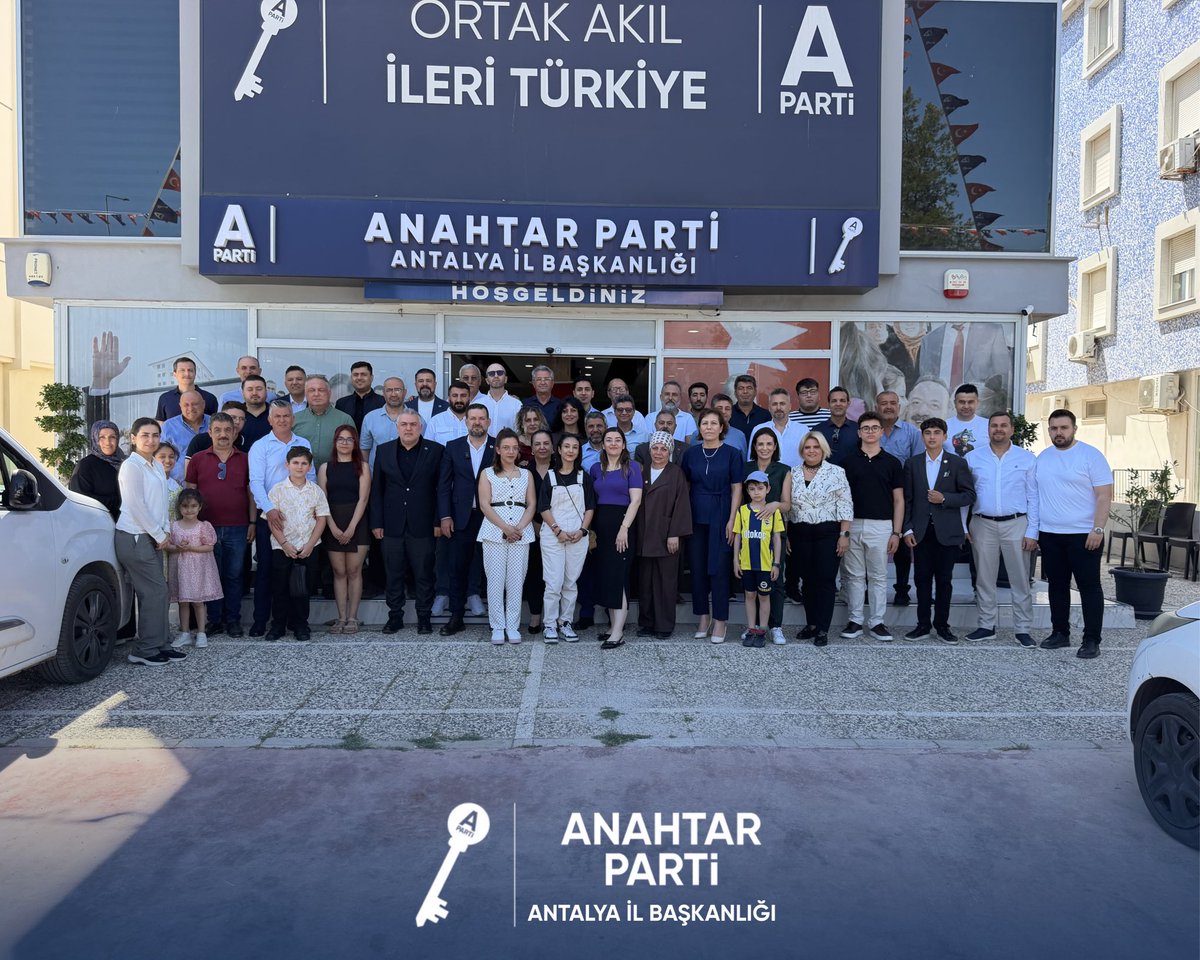 apartiantalya's tweet photo. Anahtar Parti Antalya İl Başkanlığı olarak bayramlaşma programımızı büyük bir birlik, beraberlik ve kardeşlik atmosferi içerisinde gerçekleştirdik.

Çevre, Şehircilik, Afet ve Su Politikaları Başkan Yardımcımız ve MYK Üyemiz Sayın Cem Cebir’in katılımlarıyla gerçekleşen programımızda, İl Başkanımız Sayın Mustafa Güneş’in liderliğinde teşkilat mensuplarımız, dava arkadaşlarımız ve kıymetli misafirlerimizle bir araya geldik.

Bayramların; birlik ve beraberliğimizi güçlendiren, dayanışma ruhumuzu pekiştiren en özel zamanlar olduğuna inanıyor; bu güzel buluşmada bizlerle olan tüm gönüldaşlarımıza teşekkür ediyoruz.