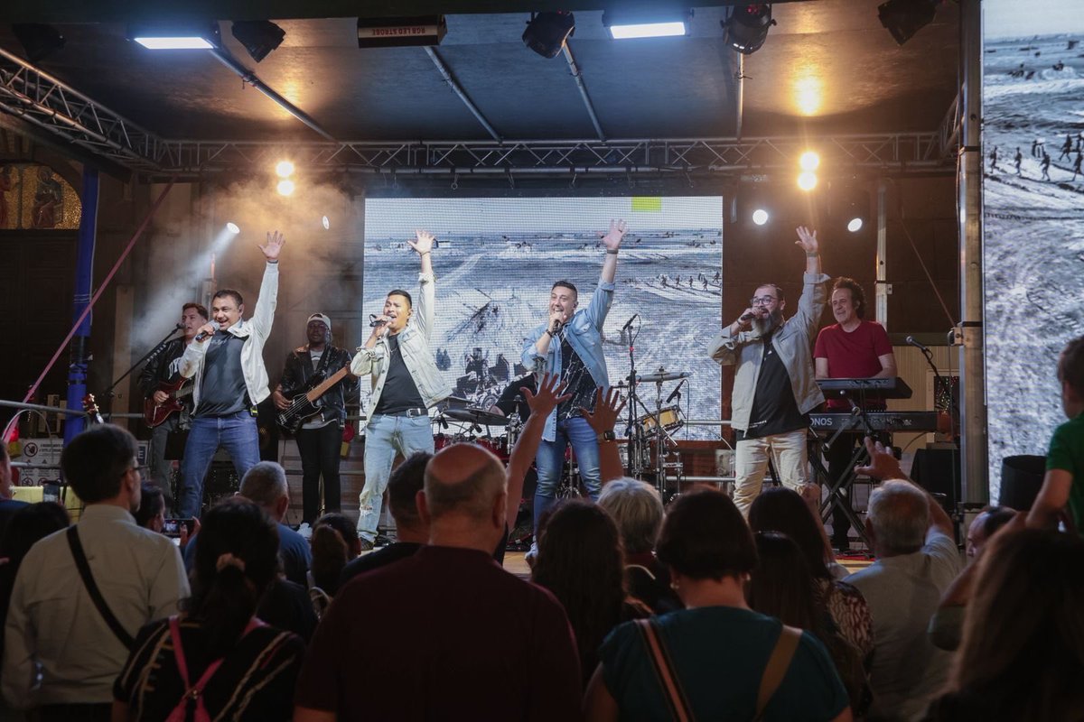 GenRosso's tweet photo. Grazie Giugliano in Campania! ❤️

È stato bello condividere con voi la serata di mercoledì, in occasione della Festa di Maria https://t.co/rqVrUpVS6K della Pace.

Portiamo con noi la gioia di questo incontro e l’augurio di pace che ha accompagnato questa serata. 🎶🕊️

A presto! https://t.co/q5Z6qjh15t