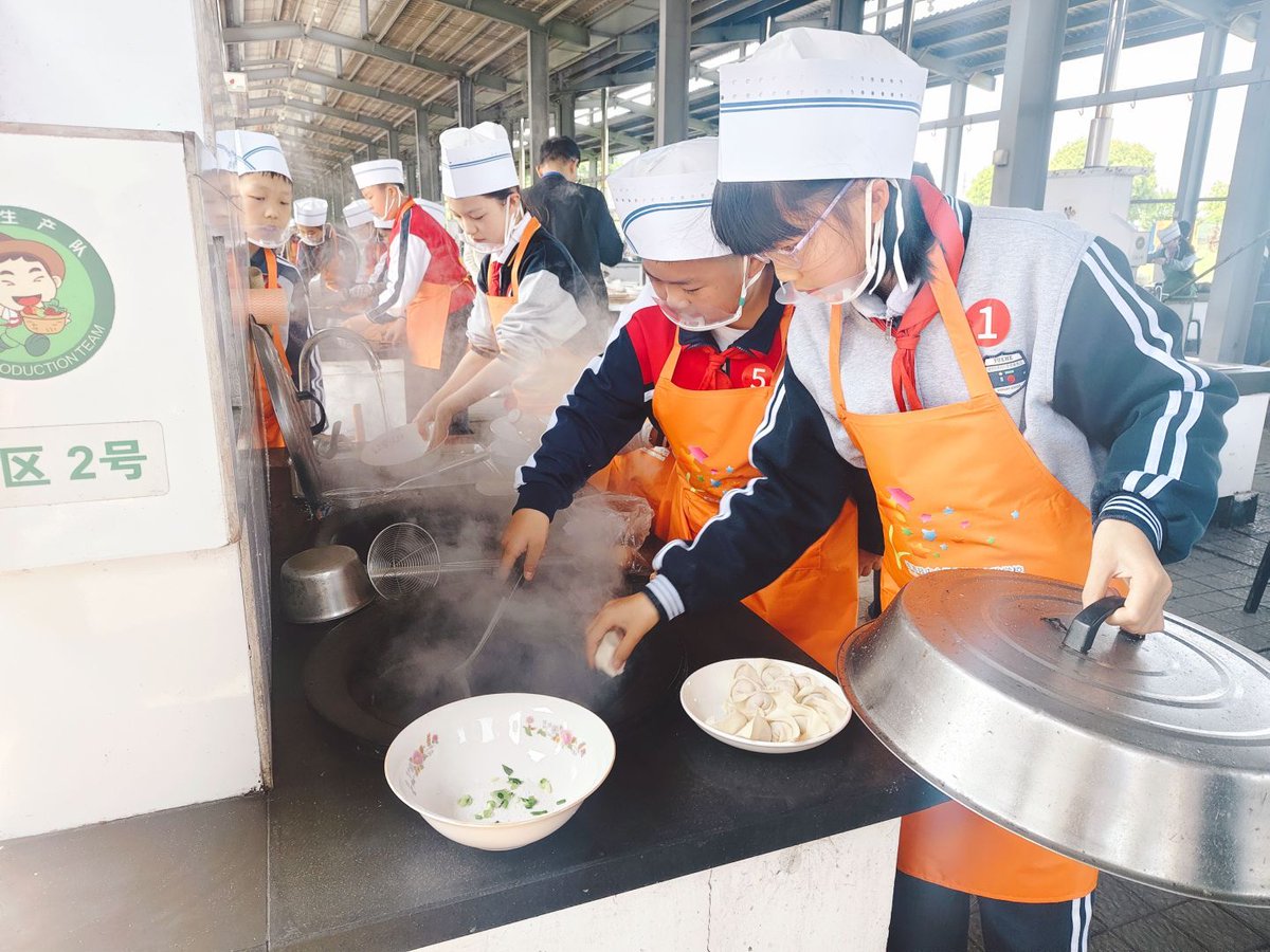 BerylLu18's tweet photo. "🥟🍳湖州学生在劳动技能展示中大放异彩，日常校园生活却挑战重重。劳动课如何从赛场走向生活？#湖州劳动教育 #学生成长 学校和社会需共同努力，为孩子创造真实的劳动机会，培养他们的实践能力和创新思维。#劳动与科技" https://t.co/63CHz5QCqd