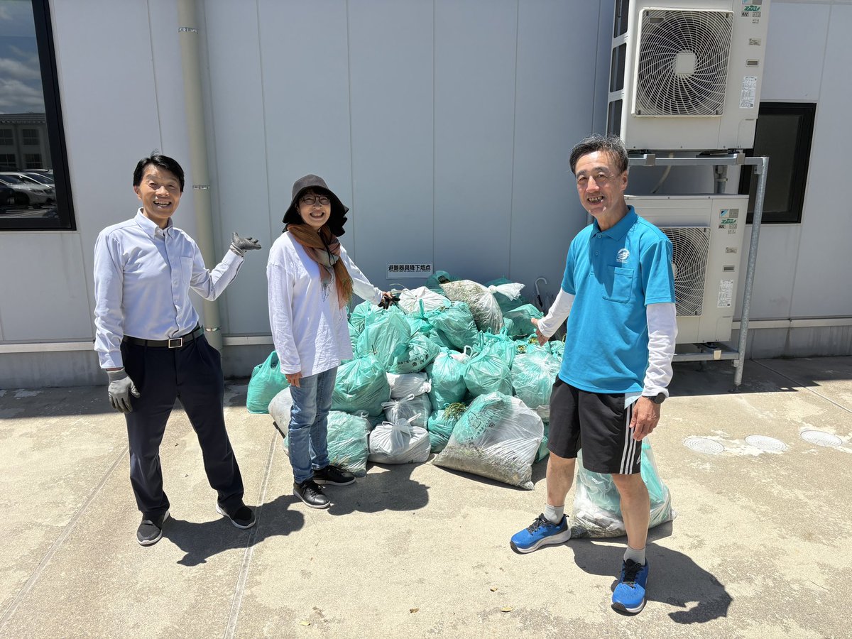 kenitani's tweet photo. 国際ビジネス学院の学生さん達の地域清掃奉仕活動に会派『未来につなぐ会』の３人で参加しました。
国際ビジネス学院は、白山市とペット同伴避難所として連携協定も締結しております。
学生数も金沢からの校舎移転もあって、800名程。

#UAゼンセン議員ネットワーク
#北陸電力労働組合政治連盟
#白山市
#白山市議会
#谷ケンイチ
#国民民主党
#石川県
#山島台