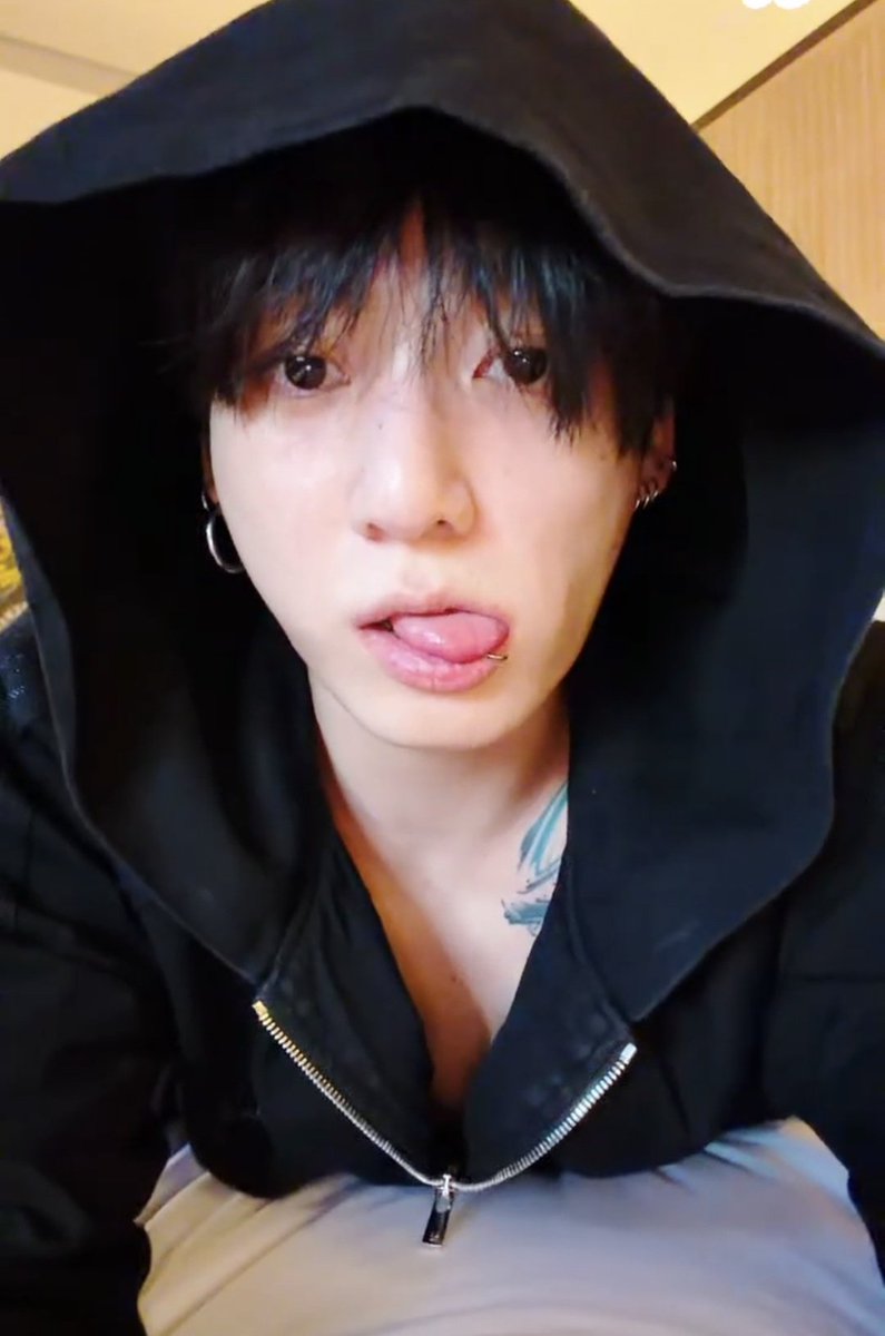 JungkookCrave_'s tweet photo. this diva https://t.co/wobYdGWDqG