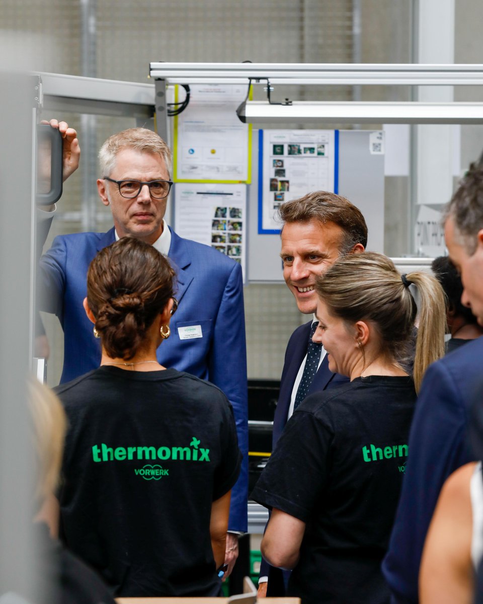 vorwerk_gruppe's tweet photo. Honored to welcome President Emmanuel Macron to our Thermomix® facility in Donnemain-Saint-Mamès and present the 2-millionth Thermomix® produced in our integrated Franco-German manufacturing network. A milestone powered by German engineering and French manufacturing expertise. https://t.co/GebiPMnVCn