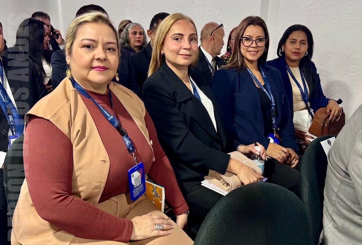 CGRVenezuela's tweet photo. De acuerdo con lo expresado por el Dr. Vizcaíno, la gestión contralora está profundamente ligada a la tarea emblemática que cumple actualmente el Estado con los proyectos comunales, que para la CGR y el SNCF representa un tema de observación y estudio constante.

3/5 https://t.co/nTttegblwz