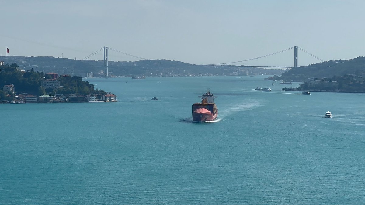 melikeboduroglu's tweet photo. 573 yıldır: İstanbul, İstanbulluyor 🌊 https://t.co/x9zJN4q3KN