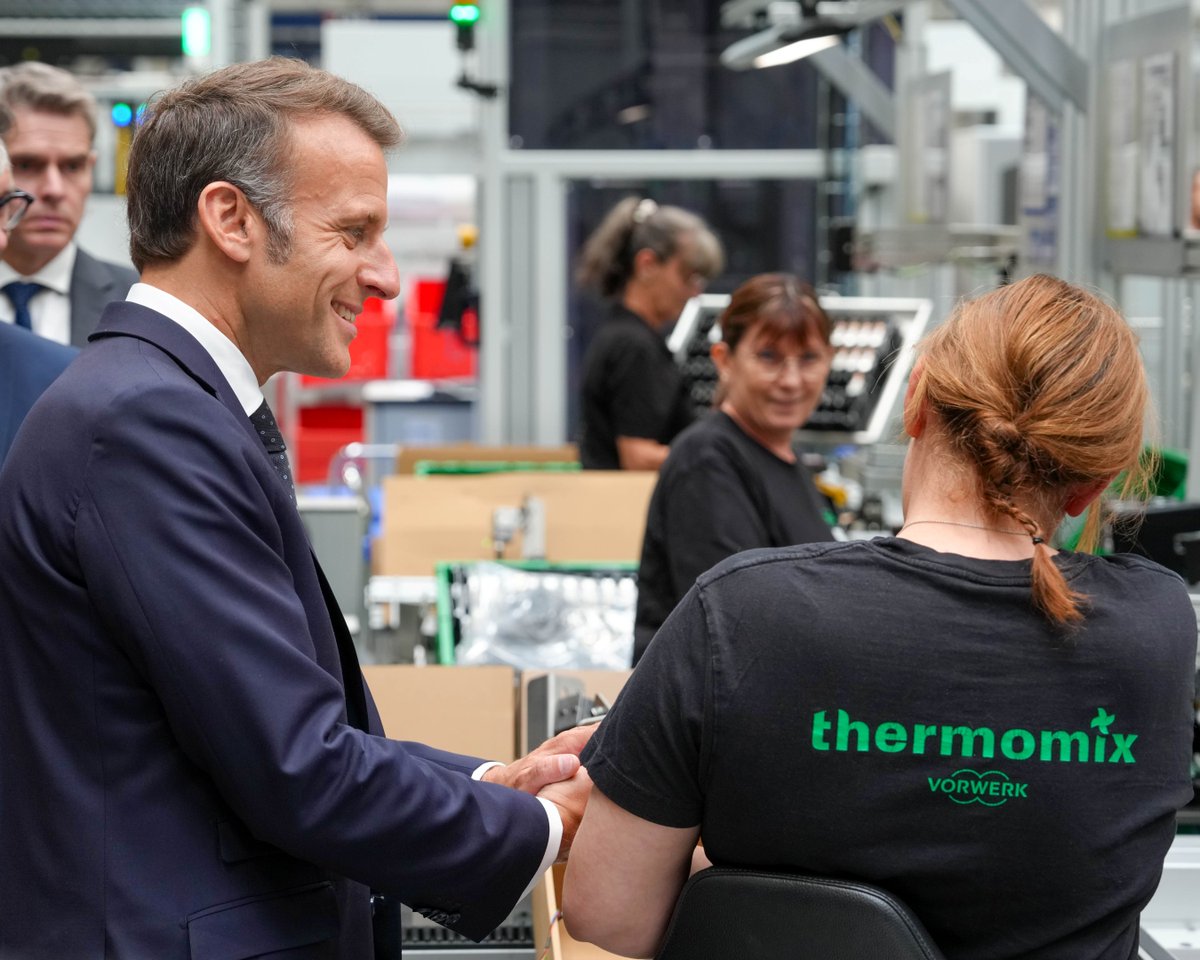 vorwerk_gruppe's tweet photo. Honored to welcome President Emmanuel Macron to our Thermomix® facility in Donnemain-Saint-Mamès and present the 2-millionth Thermomix® produced in our integrated Franco-German manufacturing network. A milestone powered by German engineering and French manufacturing expertise. https://t.co/GebiPMnVCn