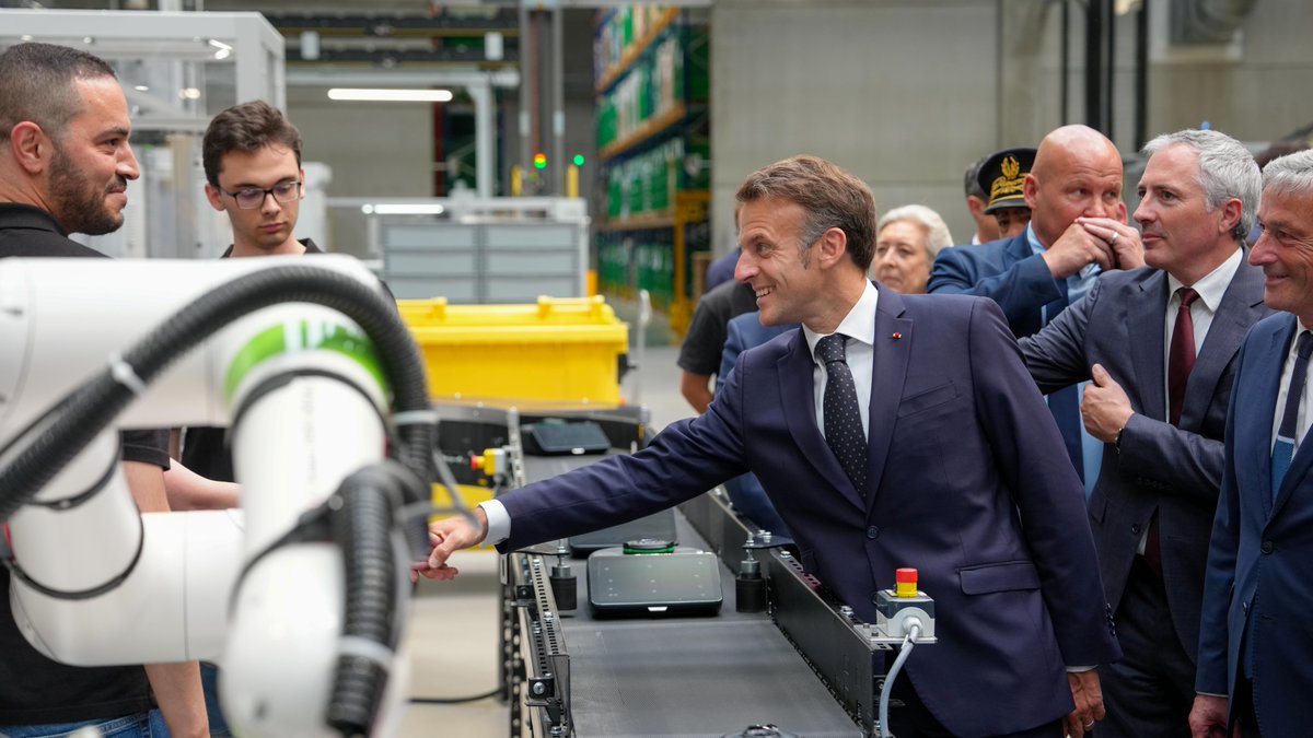 vorwerk_gruppe's tweet photo. Honored to welcome President Emmanuel Macron to our Thermomix® facility in Donnemain-Saint-Mamès and present the 2-millionth Thermomix® produced in our integrated Franco-German manufacturing network. A milestone powered by German engineering and French manufacturing expertise. https://t.co/GebiPMnVCn
