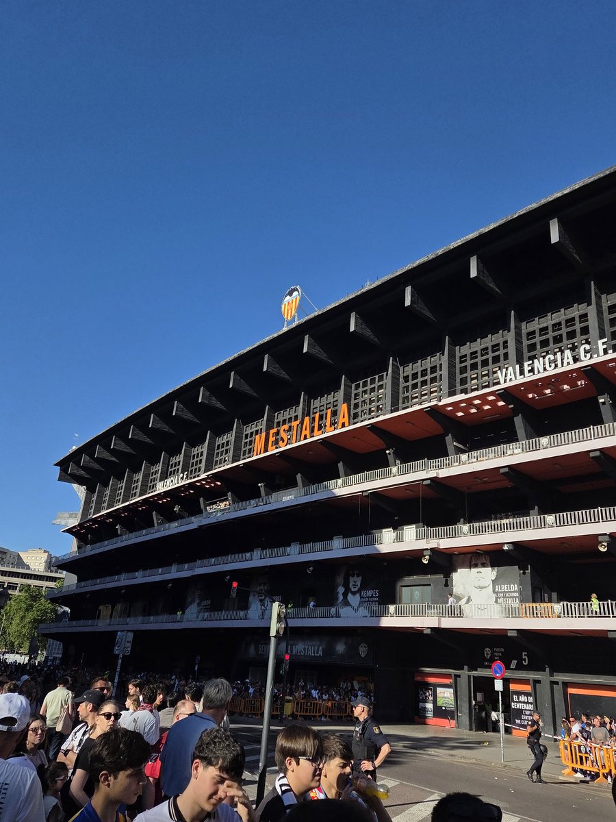 TheUnicloseD's tweet photo. [@Sorare #Sorare26]

Le week-end dernier c'était découverte de Mestalla contre le Barca grâce aux places gagnés via le Championship . Belle ville, beau stade en plein milieu de la ville (vraiment le mieux), belle ambiance et en + beau match avec la victoire au bout (et #LimOut) https://t.co/9q1T94Lesw