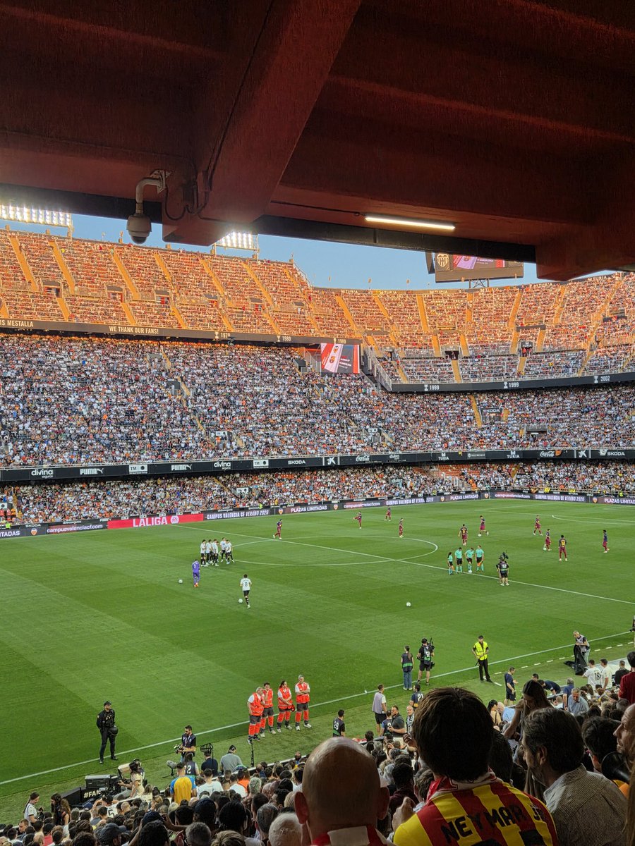 TheUnicloseD's tweet photo. [@Sorare #Sorare26]

Le week-end dernier c'était découverte de Mestalla contre le Barca grâce aux places gagnés via le Championship . Belle ville, beau stade en plein milieu de la ville (vraiment le mieux), belle ambiance et en + beau match avec la victoire au bout (et #LimOut) https://t.co/9q1T94Lesw