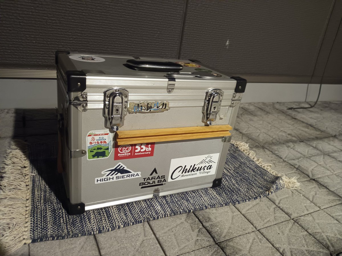 hige5296's tweet photo. 調理セットのボックス、これが最終形態かなぁ
第一形態は木の板を置いて棚拡張
第二形態は横にボックスともの置けるスペース追加、アームで伸ばしてライト設置

これだけ増やせれたら十分か https://t.co/1fqcYfxWk9