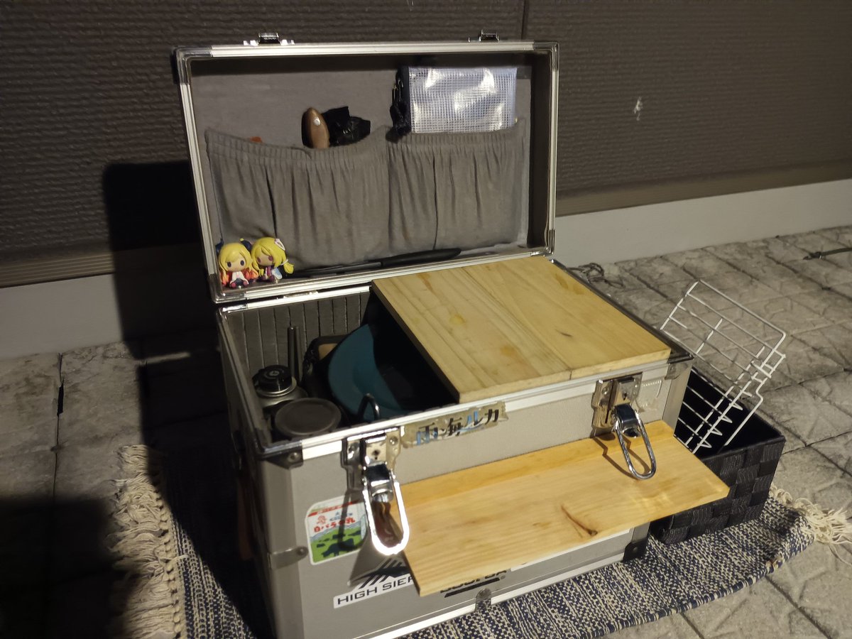 hige5296's tweet photo. 調理セットのボックス、これが最終形態かなぁ
第一形態は木の板を置いて棚拡張
第二形態は横にボックスともの置けるスペース追加、アームで伸ばしてライト設置

これだけ増やせれたら十分か https://t.co/1fqcYfxWk9