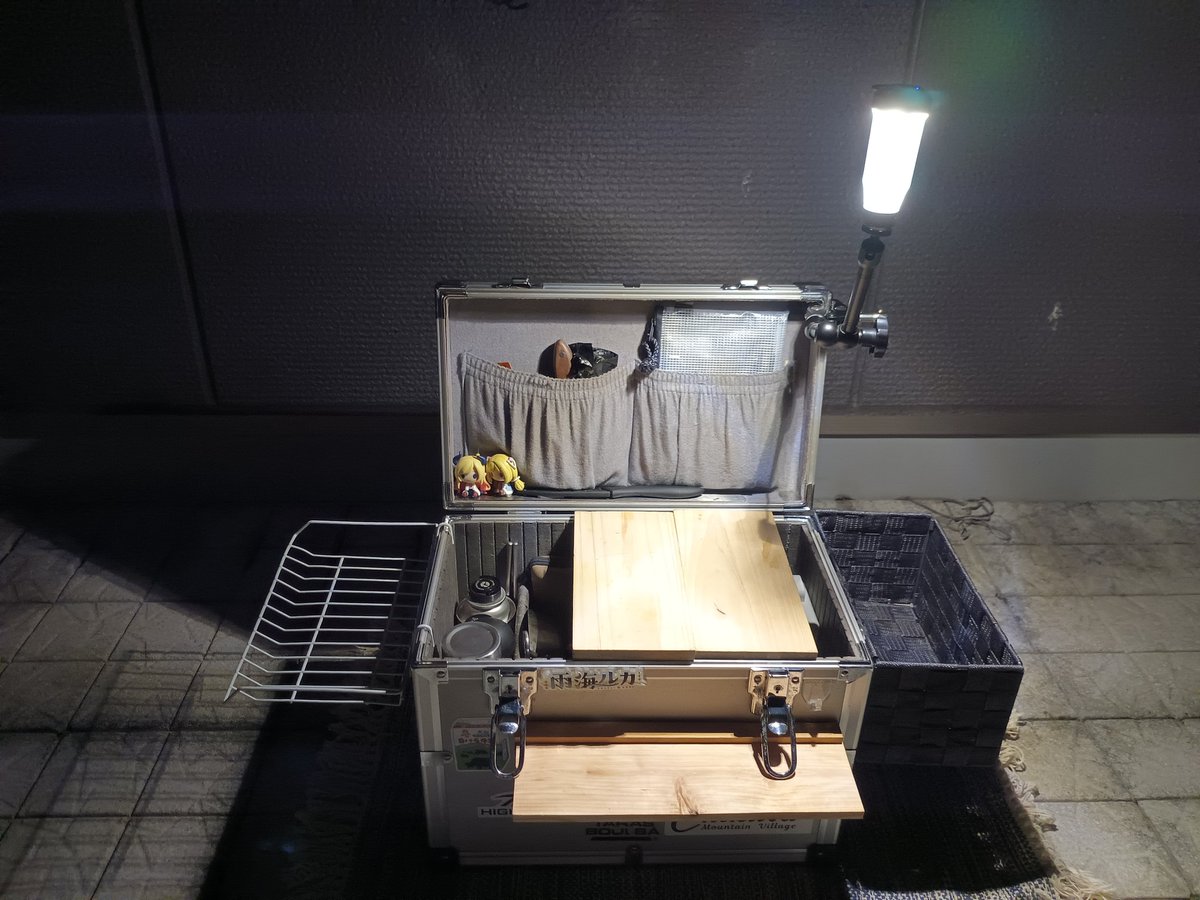 hige5296's tweet photo. 調理セットのボックス、これが最終形態かなぁ
第一形態は木の板を置いて棚拡張
第二形態は横にボックスともの置けるスペース追加、アームで伸ばしてライト設置

これだけ増やせれたら十分か https://t.co/1fqcYfxWk9