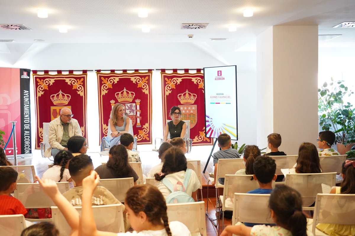 CandeTesta's tweet photo. Recibimos los viernes con gran alegría: la esperada visita de los niños y niñas que vienen a plantearnos sus propuestas para #Alcorcón, ofreciendo un punto de vista único que complementa y enriquece nuestra realidad.

👧👦 Gracias al alumnado del CEIP Santo Domingo por contribuir a construir un entorno mejor.
#ConoceTuCiudadParticipa
#InfanciaAlcorcón