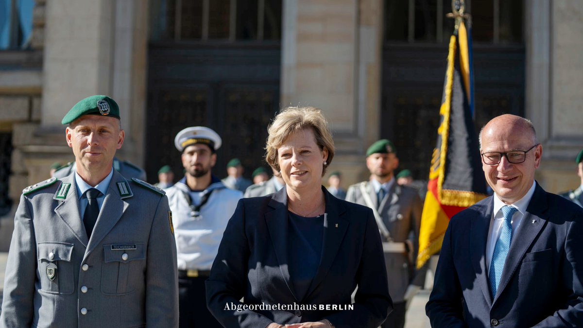 AGH_Berlin's tweet photo. Vor dem #AGH haben Rekrutinnen &amp; Rekruten der Bundeswehr gestern ihr Gelöbnis abgelegt. Ein Moment mit besonderer Symbolkraft. Präsidentin @CorneliaSeibeld betonte: "Menschenwürde, Freiheit und Demokratie lassen sich nicht vom Sofa aus verteidigen.“ https://t.co/yT3FNG4miD