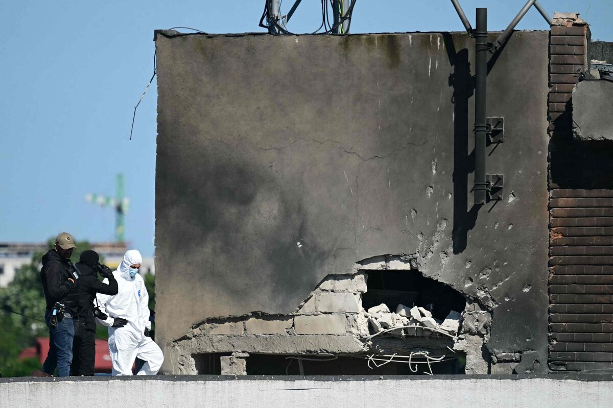 lalibrebe's tweet photo. Frappe de drone en Roumanie : “C’est très 'poutinien' de jouer sur l’ambiguïté stratégique, de prétendre qu’il y a eu un accident” https://t.co/21CSzxoazC https://t.co/qBqTf1mgEd