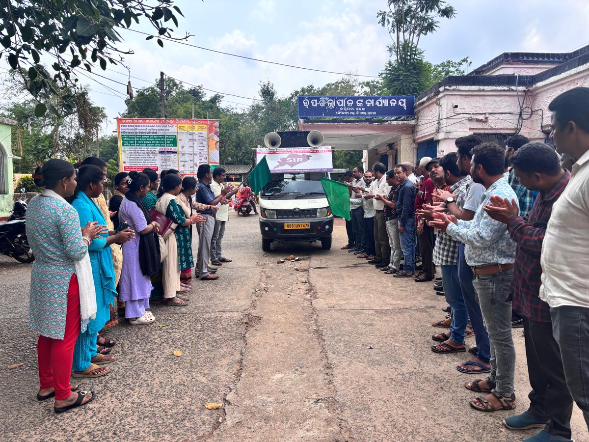 DM_Mayurbhanj's tweet photo. A voter awareness campaign under Special Intensive Revision (#SIR2026) was launched in Udala (ST) Assembly Constituency. The programme was flagged off by the Sub-Collector-cum-ERO in the presence of Deputy Collector, Assistant Collectors, officials, staff and local residents. https://t.co/1bpqAGtZ2S