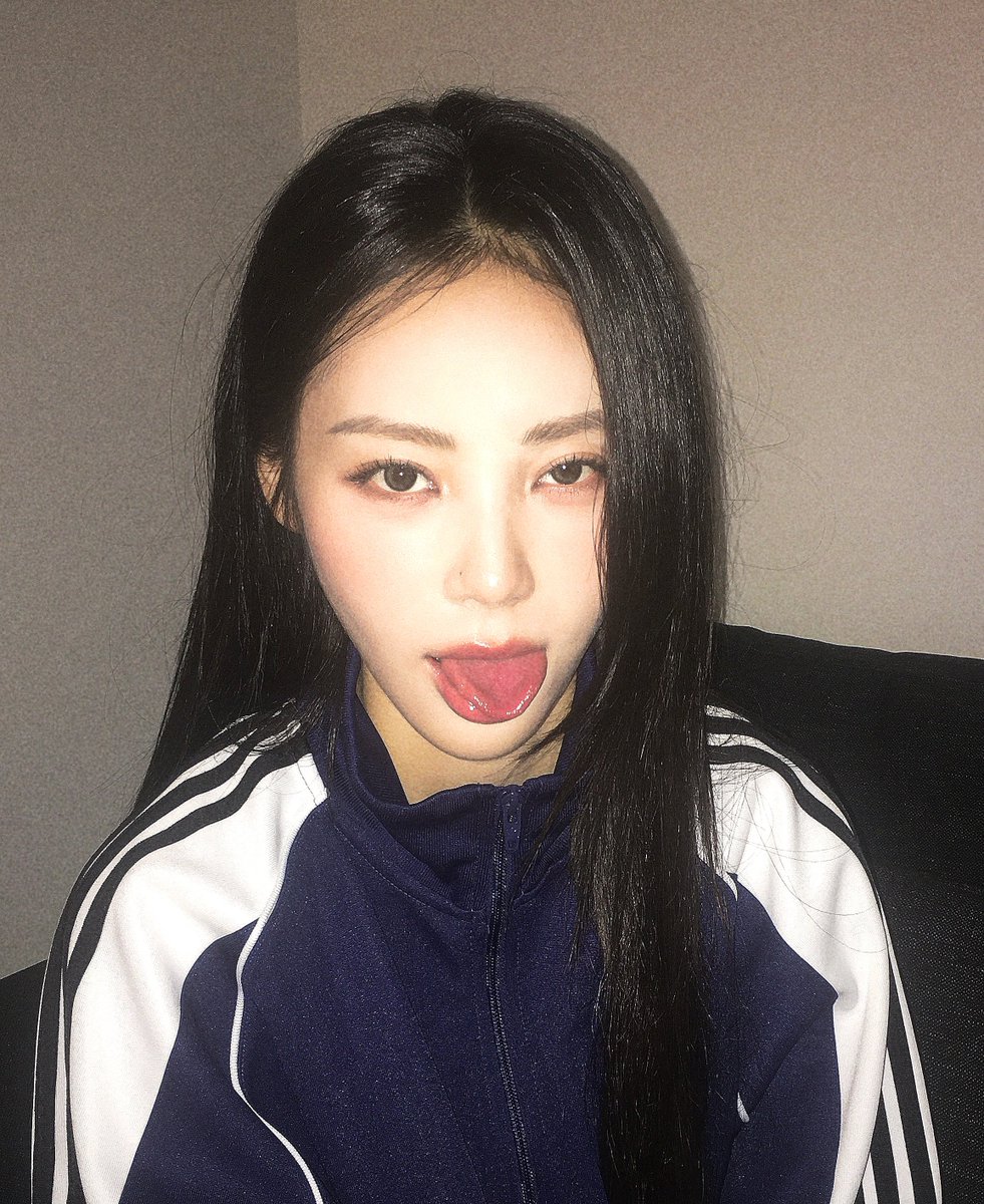 JSL00KS's tweet photo. GIRL????? https://t.co/JvPzYdI0Xx