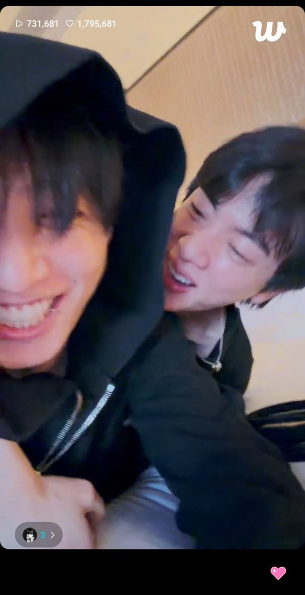 YKyoongi17's tweet photo. Seokjin left 3 cmmts on jk's live, came into his room, jumped onto him & started slapping his ass I'm fucking crine brohhjjjjghjkggui ๐ญ๐ญ๐ญ๐ญ๐ญ #bodyonbody #isupport https://t.co/WP2dIC674J