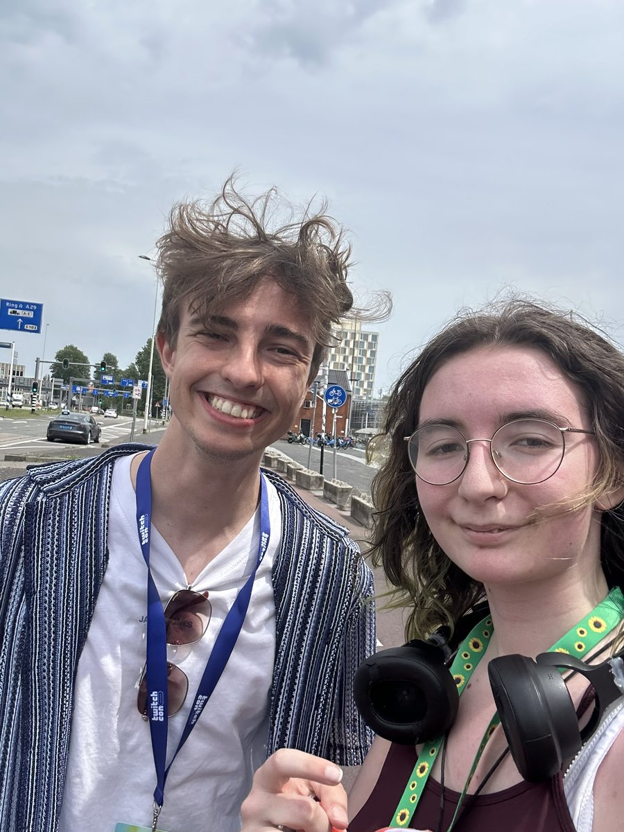 Paraclipse_'s tweet photo. found some cool people at badge pickup https://t.co/tEZtvRDBOR