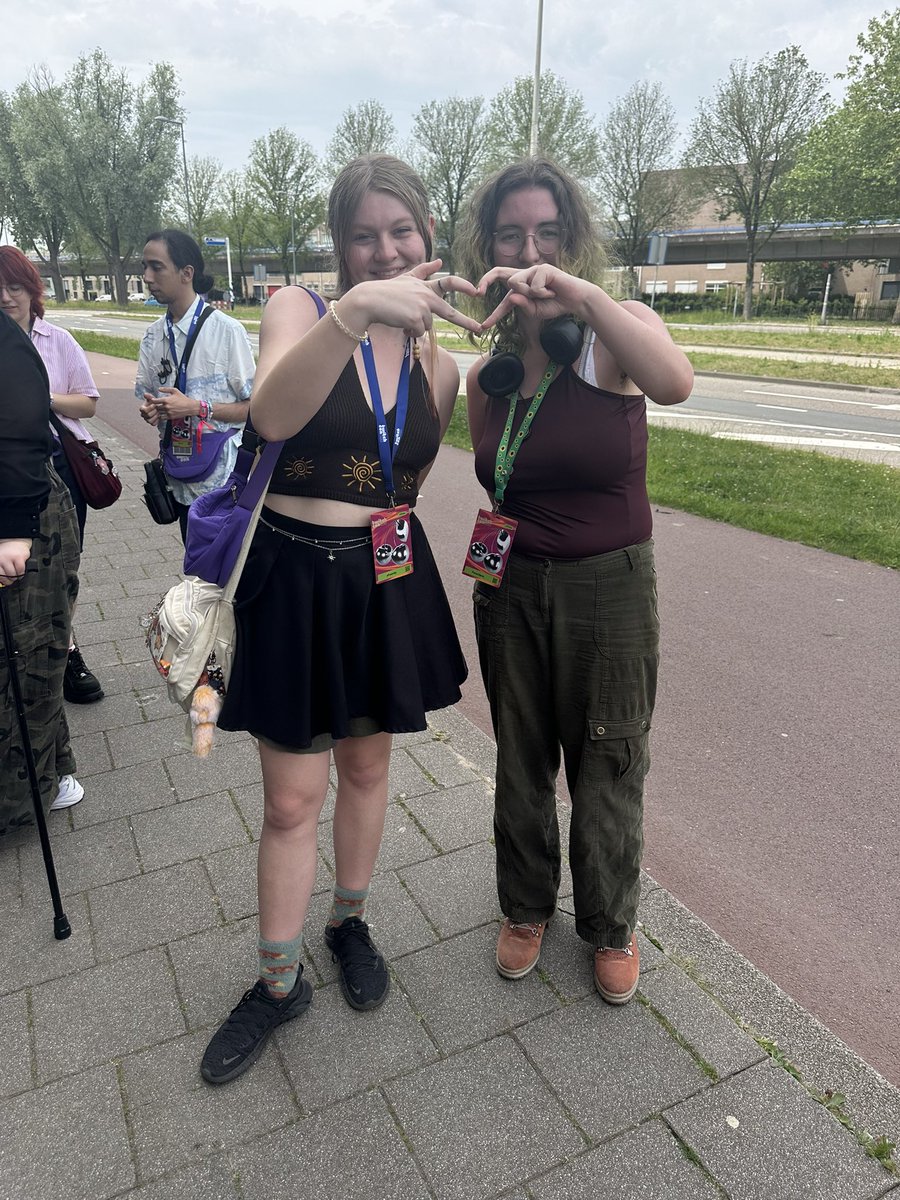 Paraclipse_'s tweet photo. found some cool people at badge pickup https://t.co/tEZtvRDBOR