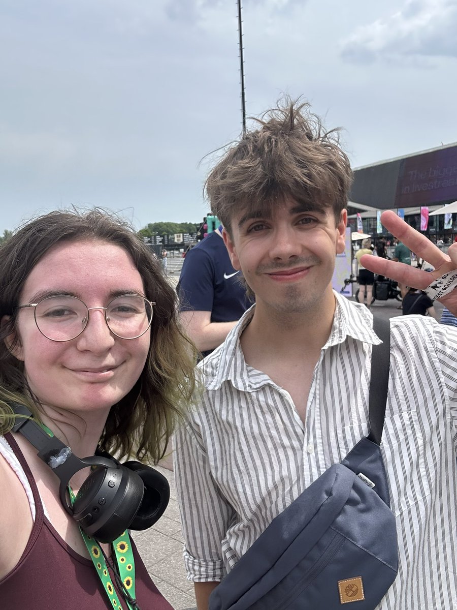 Paraclipse_'s tweet photo. found some cool people at badge pickup https://t.co/tEZtvRDBOR