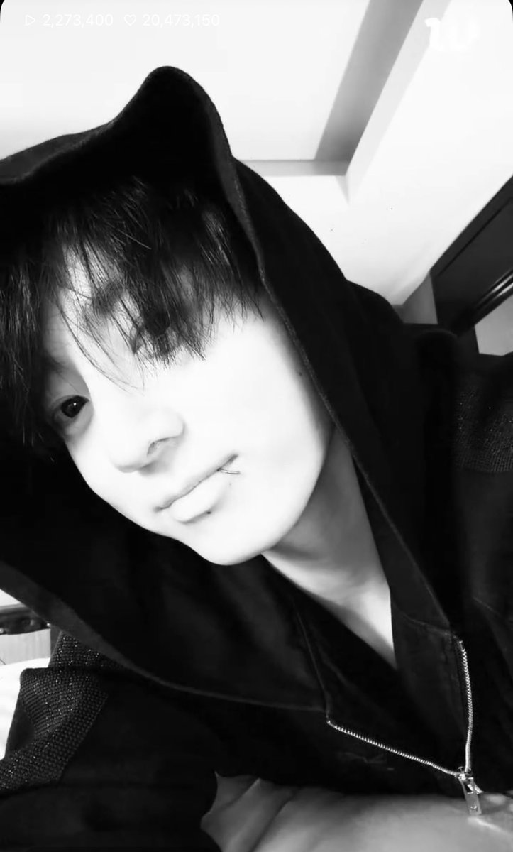 JJK_Times's tweet photo. Jungkook did a short live stream on Weverse just now! The title of his live is:

“I lay down to sleep but suddenly”
https://t.co/a6NSQbSJWb https://t.co/JjixaYdy7P