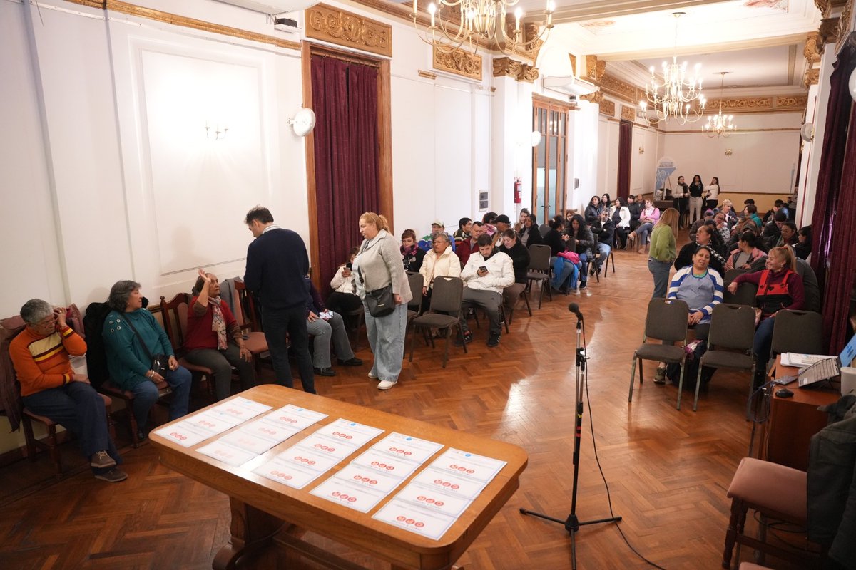 jaimemendezh's tweet photo. CAPACITACIÓN EN RCP PARA AUXILIARES ESCOLARES 

Los auxiliares escolares cumplen un rol fundamental en las escuelas de San Miguel, realizan tareas de limpieza, cocina y mantenimiento en cada institución

Ayer entregamos certificados a 120 auxiliares que participaron de una capacitación en primeros auxilios y RCP, que brindamos junto a la Fundación OSDE, en el marco de un plan de formación del Consejo Escolar junto a la Secretaría de Educación del municipio #SanMiguel
