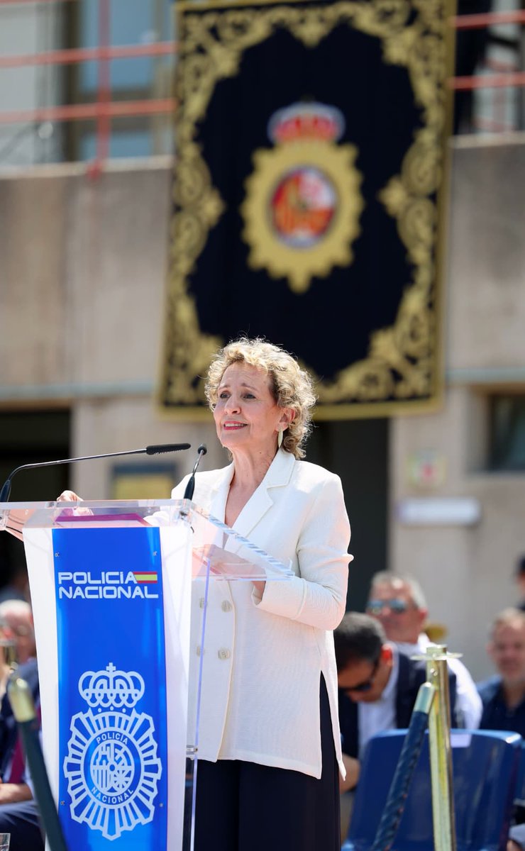 interiorgob's tweet photo. 🇪🇸👮 La secretaria de Estado de Seguridad, Aina Calvo, ha presidido la jura de la XL promoción de la Escala Básica de @policia.

🫡 Enhorabuena a los 2.672 hombres y mujeres que hoy han jurado su cargo en la @PoliciaEscuela de #Ávila. https://t.co/eckgj9EC0k